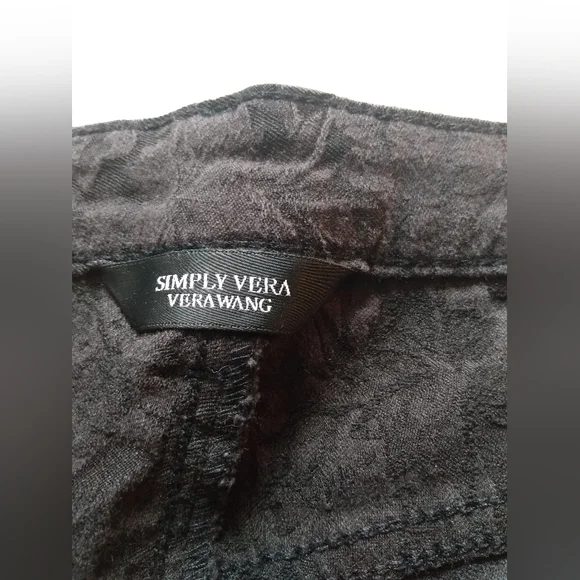 NWOT Simply Vera by Vera Wang woman's size 8 black floral pattern denim capris - Picture 6 of 7
